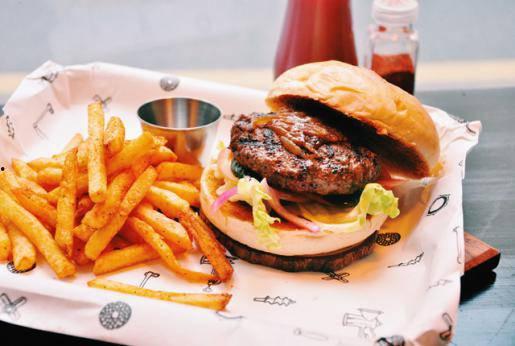 瓜哥吃汉堡,一场味蕾与视觉的双重享受