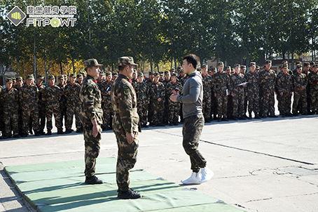 军人教练吃瓜,揭秘军营里的轻松时光