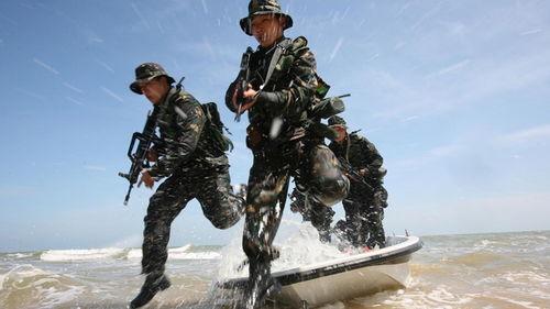 军人教练吃瓜,揭秘军营里的轻松时光