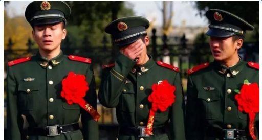 军人教练吃瓜,揭秘军营里的轻松时光